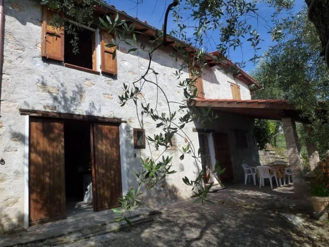 Rustico inmitten eines Olivenhainens in Camaiore, Italienische Riviera
