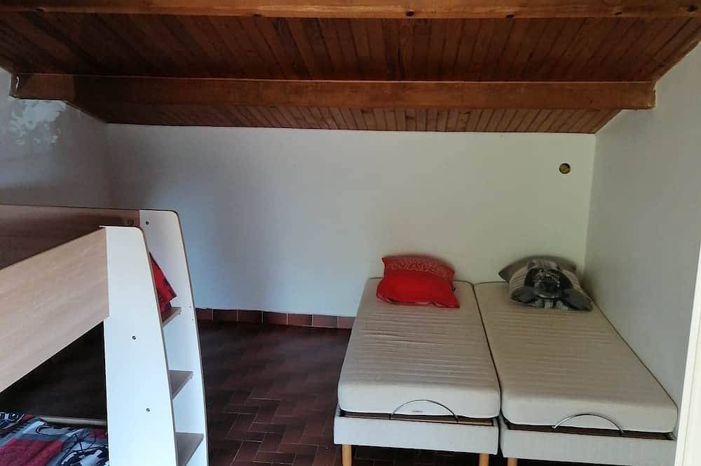 Villa 12p (8 ad max) with private pool. 1400 m2 of wooded grounds. in Bollène, Vaucluse