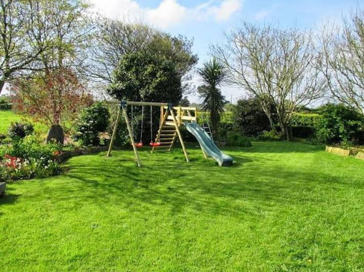 Location de vacances pour 4 personnes, avec vue et jardin à Plouvien