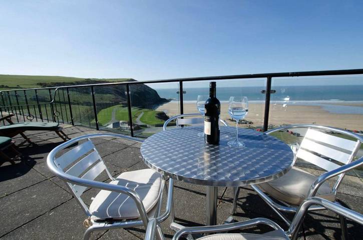 Location de vacances pour 4 personnes, avec jardin et vue ainsi que piscine et bassin pour enfant à Croyde