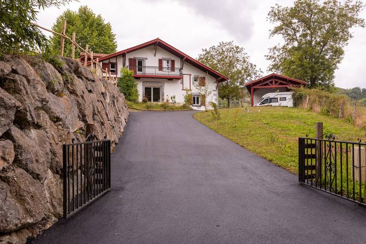 Gîte pour 12 personnes, avec jardin, adapté aux familles à Isturits