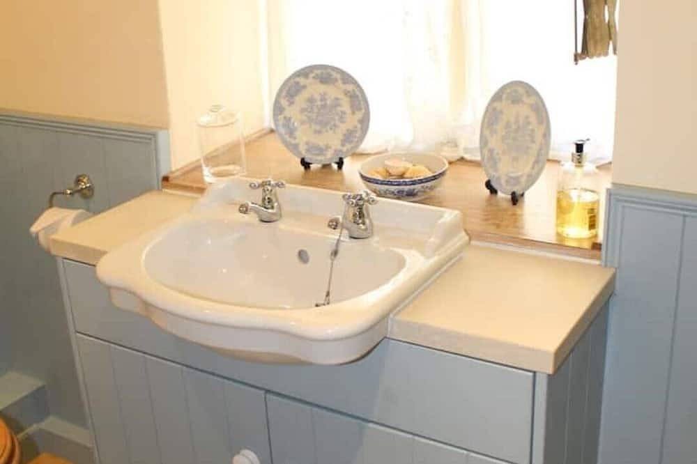 Pretty Cottage with Private Garden, Dulverton, Exmoor -  Pet-friendly in Dulverton, Somerset