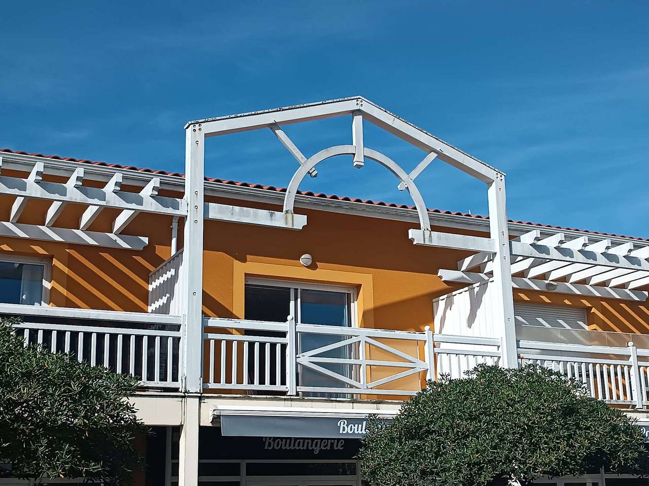 Entire apartment, Charming 1-Bed Apartment, 2-min Walk to Beach, with Balcony & Parking in Biscarrosse Plage, Biscarrosse