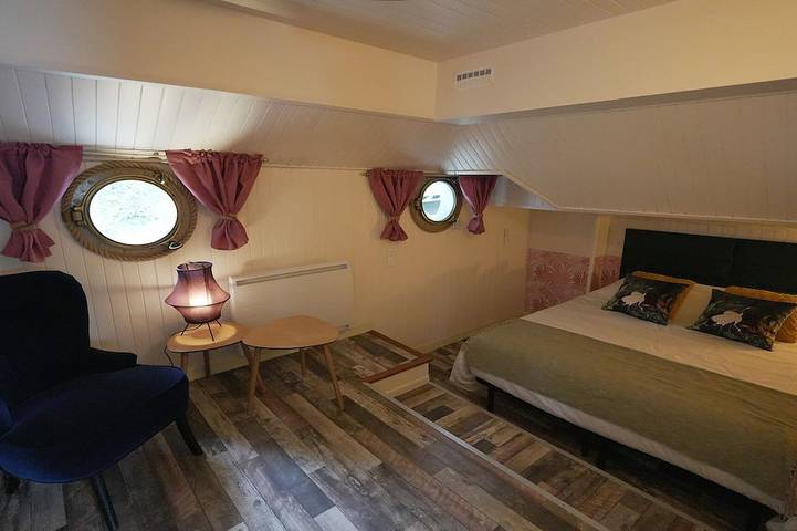 Péniche pour 2 personnes, avec jardin ainsi que terrasse et jacuzzi à Avignon