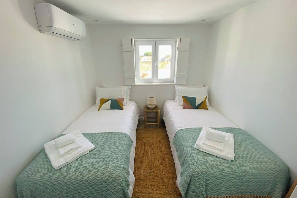 Wake up to a sea view on this Alentejo hill, a 10-minute walk from the beach. in Porto Covo, Costa Alentejana