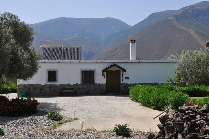 Une maison de campagne de 2 chambres avec un grand jardin privé et une piscine in Órgiva, Cordillera Penibética