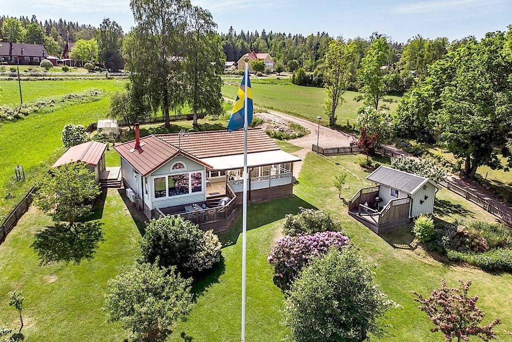 Luxury Villa by lake welcome you in Hjo, Vättern