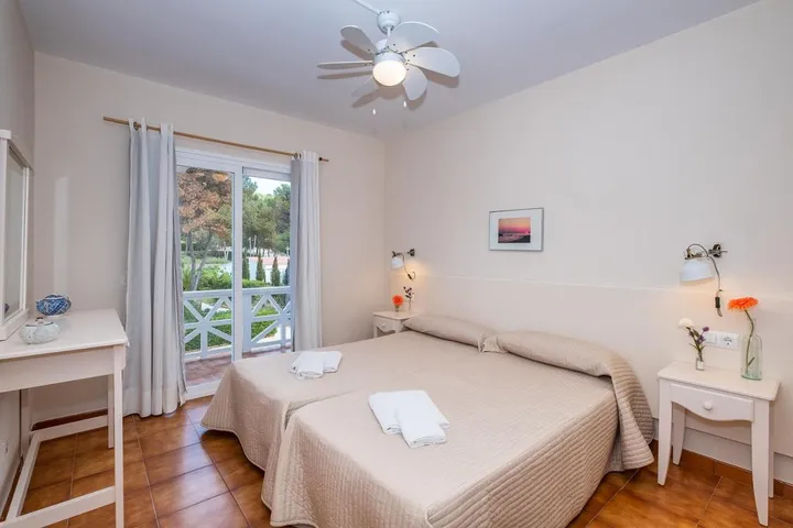 Apartamento de vacaciones para 5 personas, con vistas además de jardín y piscina - 1
