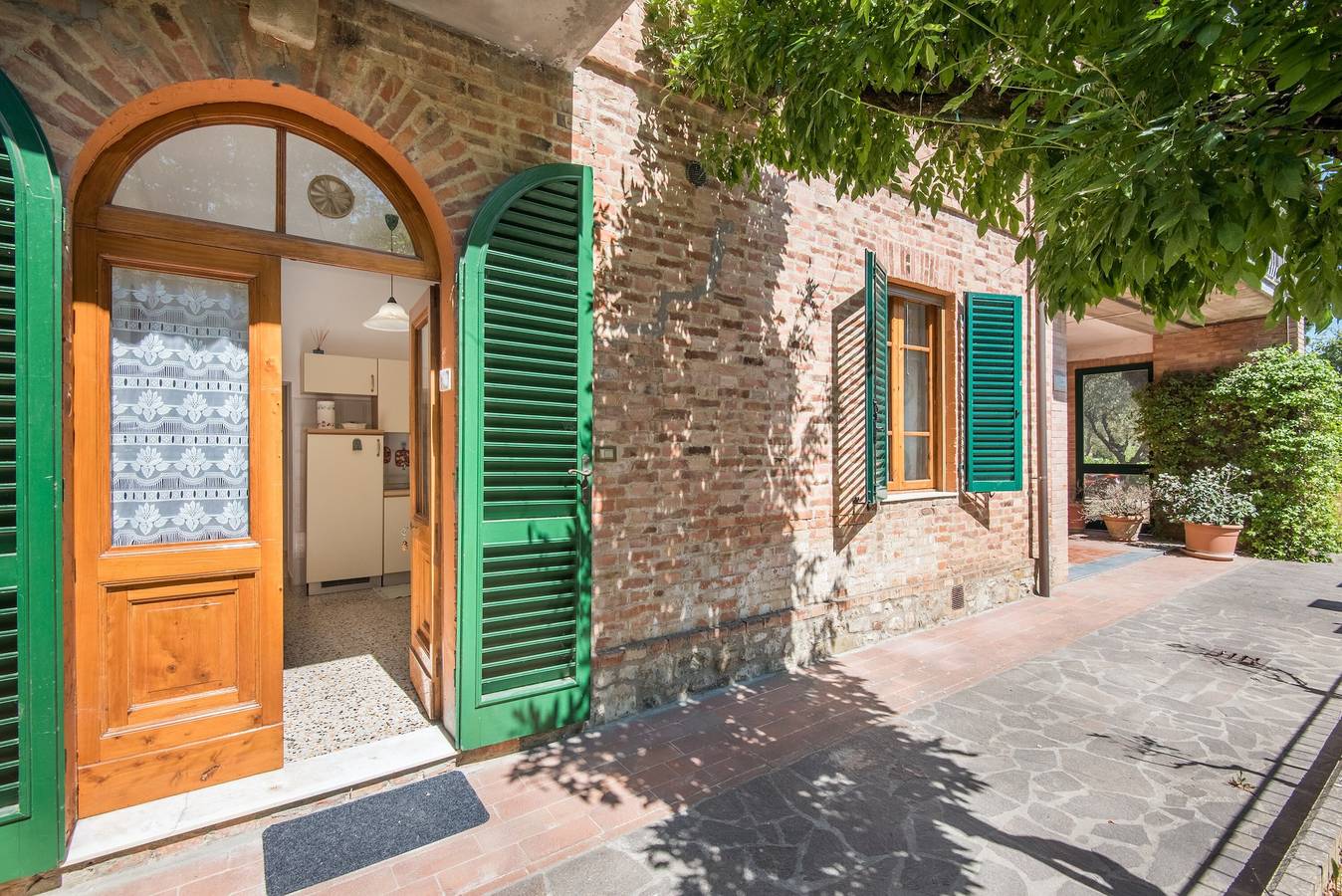 Entire apartment, Apartment 'Podere San Lorenzo' with Private Garden and Wi-Fi in Siena, Siena Province