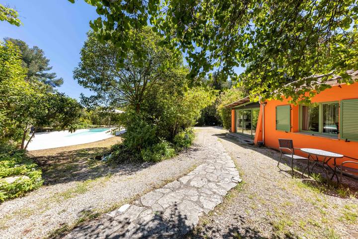 Gîte pour 3 personnes, avec jardin ainsi que piscine et terrasse, animaux acceptés à Grasse - 2