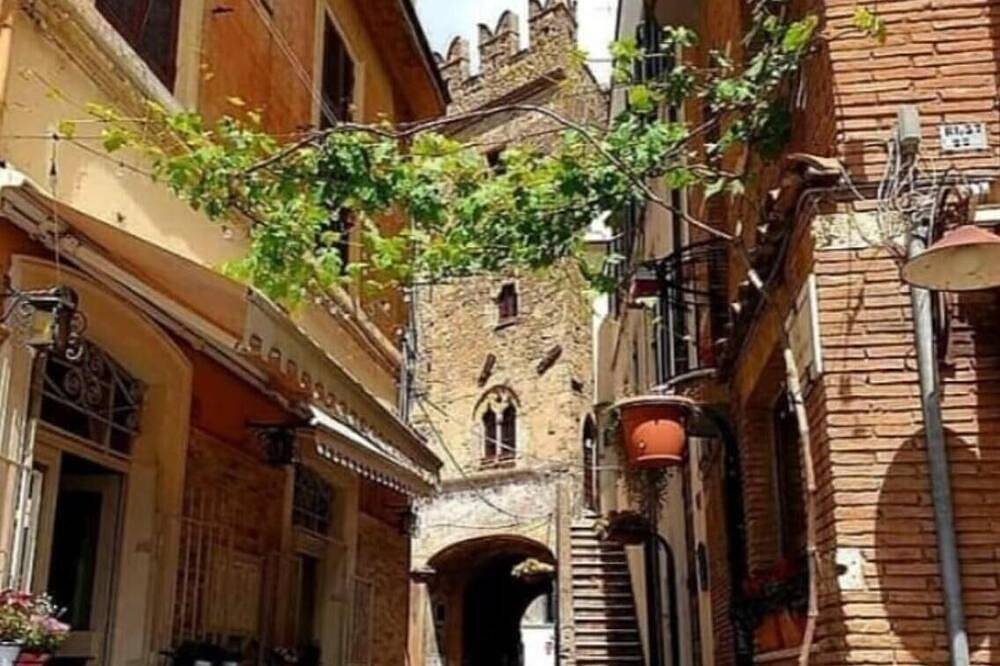 Entire apartment, The House of Alice Blu Mare in Neptune in Nettuno, Rome Province