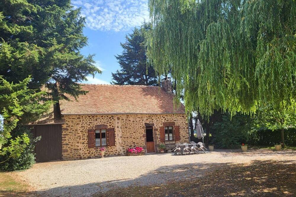 Maison de campagne au calme, jardin, cheminée, proche village et loisirs in Ségrie, Sarthe