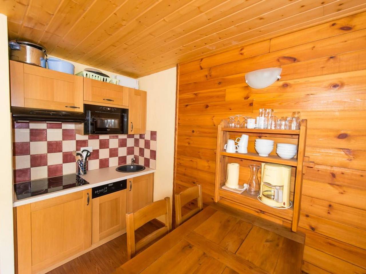 Appartement entier, Studio sud avec balcon, 4 couchages, Serre Chevalier, au pied des pistes in La Salle-les-Alpes, Serre Chevalier