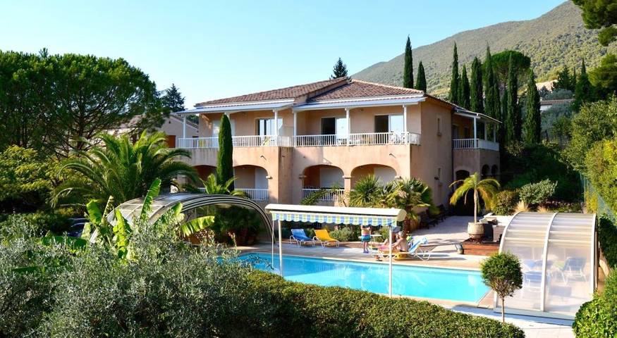 Appartement de vacances pour 4 personnes, avec Balcon et Terrasse ainsi que Jardin et Piscine
