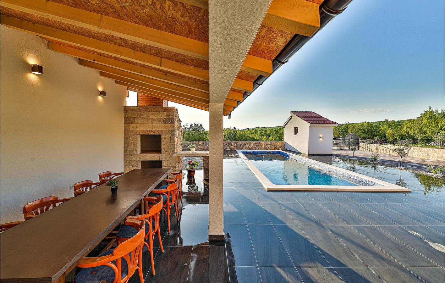 Geräumige 2-Zimmer-Wohnung mit WLAN, Pool, Parkplatz und Küche in Dalmatinisches Zagora