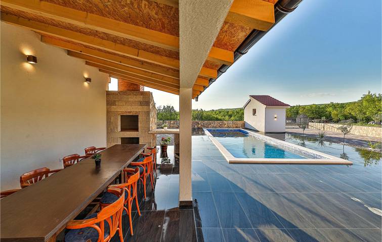 Geräumige 2-Zimmer-Wohnung mit WLAN, Pool, Parkplatz und Küche in Dalmatinisches Zagora
