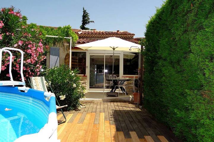 Appartement de vacances pour 4 personnes, avec terrasse ainsi que piscine et jardin