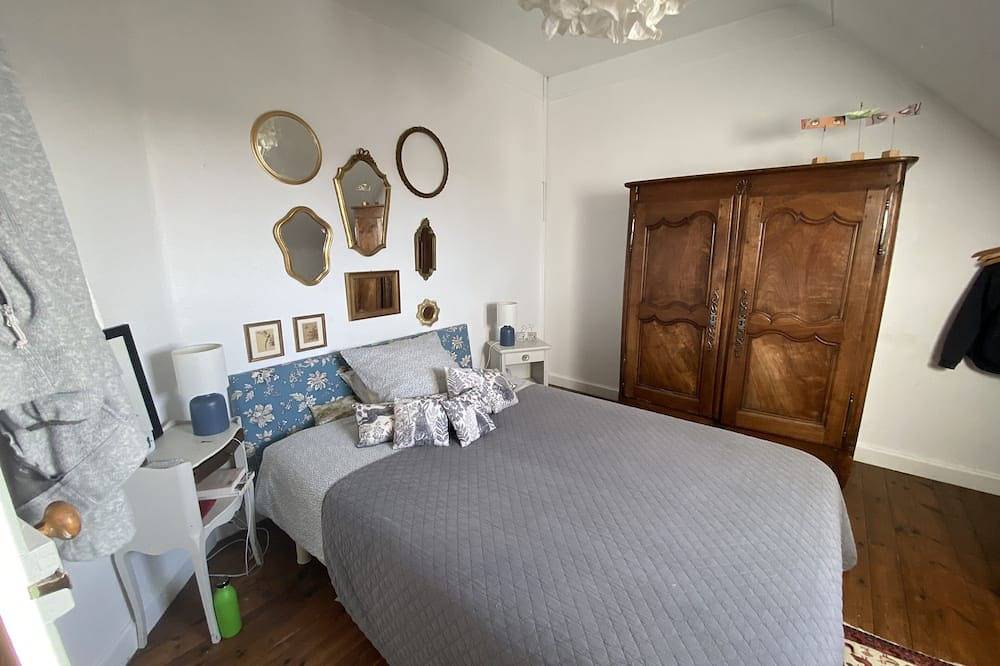 20/43 Hent Saint Gonéry 22820 Plougrescant. In the village 2 kms from the sea in Plougrescant, Pink Granite Coast