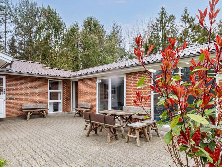 Ferienhaus für 16 Personen, mit Sauna und Whirlpool sowie Terrasse und Pool, kinderfreundlich