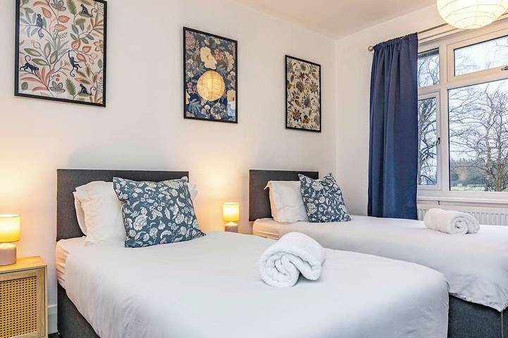 Stunning Home Next to Nottingham University | Off-Street Parking | Sleeps 8 in Nottinghamshire