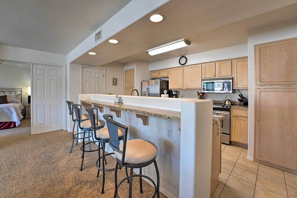 Ganze Wohnung, 1 Mi to London Bridge: Condo w/ Pool Access in Lake Havasu City, Mohave County