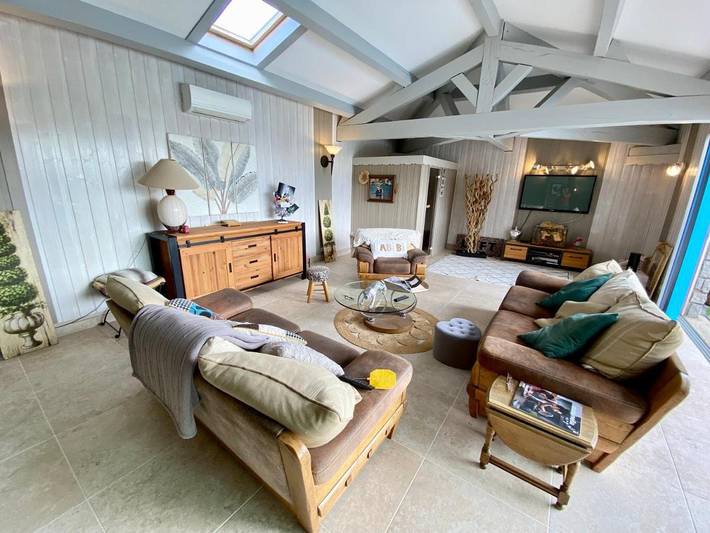 Location de vacances pour 10 personnes, avec vue et jardin ainsi que piscine et sauna, adapté aux familles à Lussas - 4