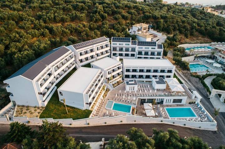 Hôtel pour 3 personnes, avec piscine ainsi que balcon et vue