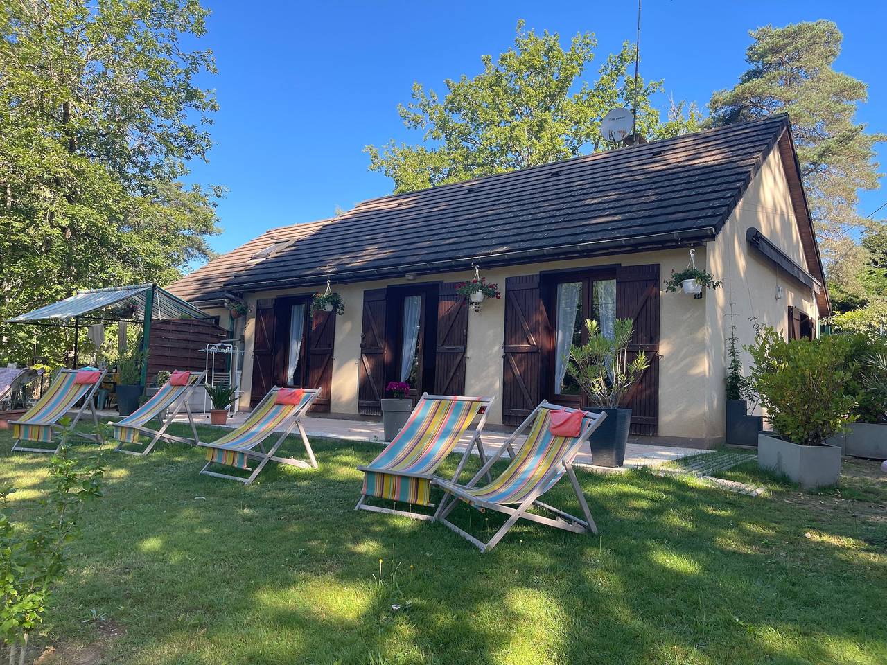 Lovely vacation home Maison du lac in Marcillac-la-Croisille, Región de Tulle