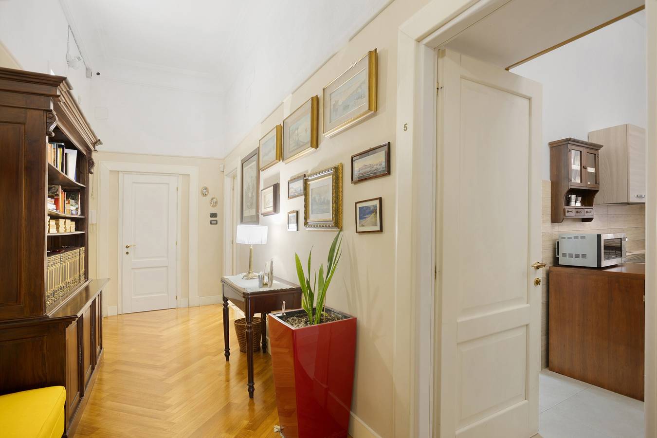 Apartamento entero, La Dimora Dei Reali - Grey Suite con Balcón, Wi-Fi y Aire Acondicionado in Nápoles, Provincia de Nápoles