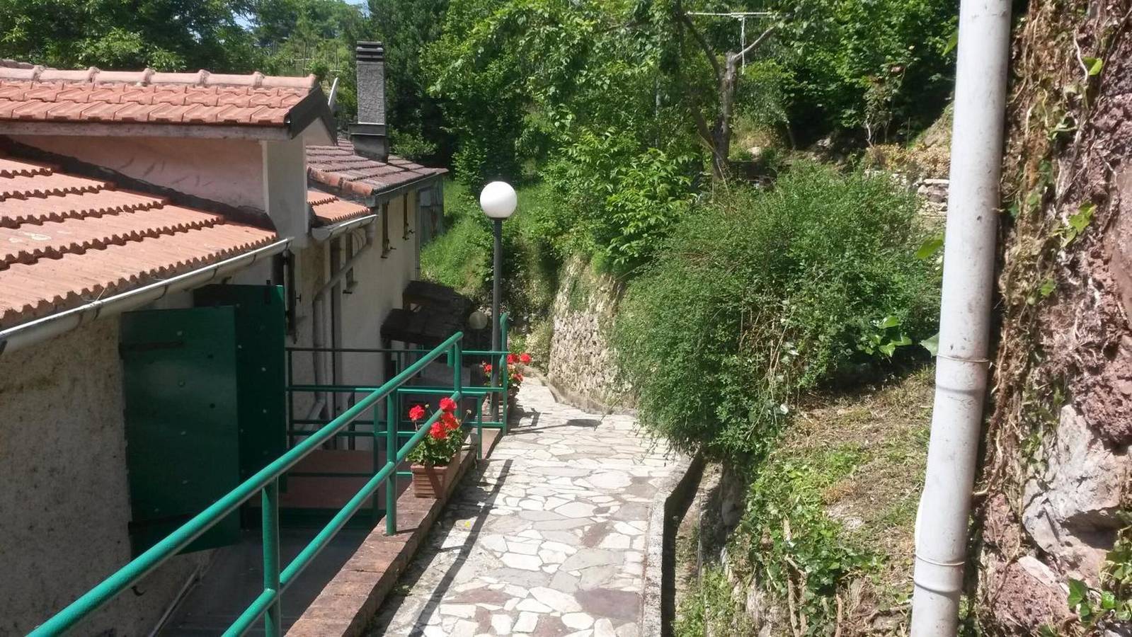 Ganze Wohnung, Appartement 'Altrove' mit Bergblick, privatem Garten und Wlan in Cassagna, Ne