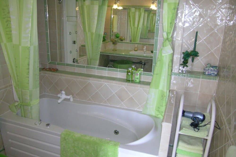 Appartement entier, Petit paradis à proximité d'Arles, en Provence, grande terrasse et piscine in Arles, Côte méditerranéenne (France)
