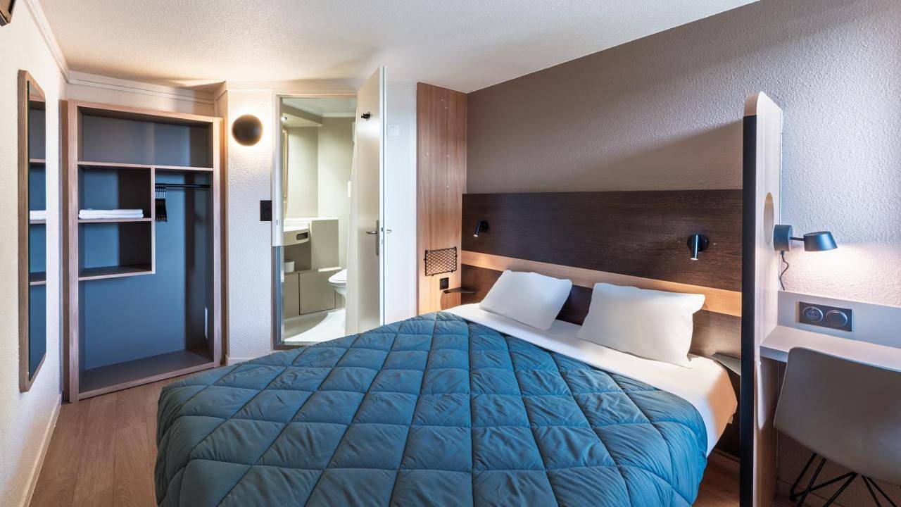 Triple Room (1 Double Bed + 1 Single Bed) in Roncq, Région de Lille
