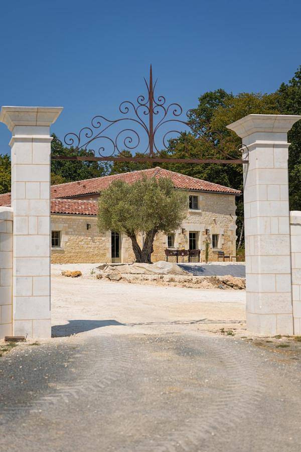 Location de vacances pour 4 personnes, avec Terrasse ainsi que Jardin et Piscine à Champagnolles
