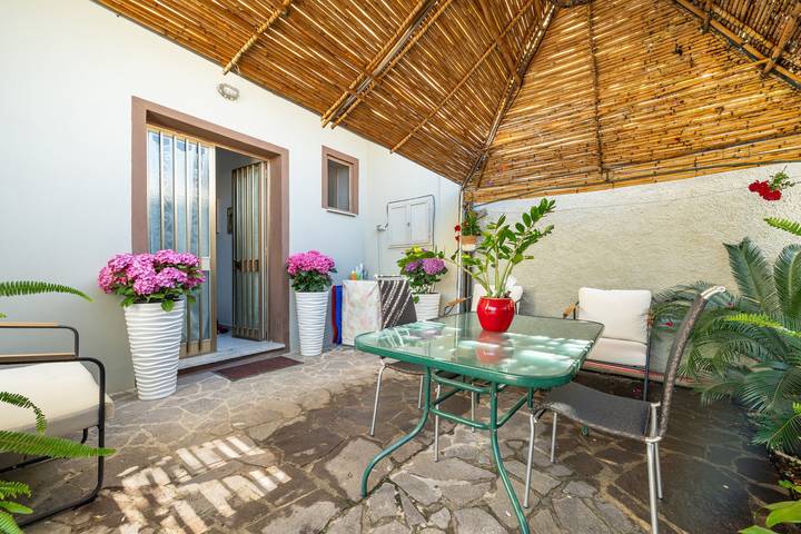 Hel lejlighed, Apartment 'Gerani Rossi' with Shared Garden, Wi-Fi and Air Conditioning in Villa San Pietro, Cagliari-provinsen