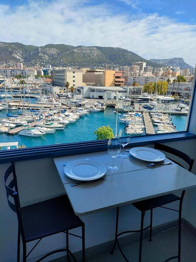 Ferienwohnung für 4 Personen, mit Pool und Ausblick sowie Terrasse in Toulon