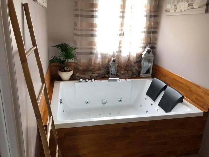 Chambre d’hôte pour 2 personnes, avec vue et jardin ainsi que piscine et sauna