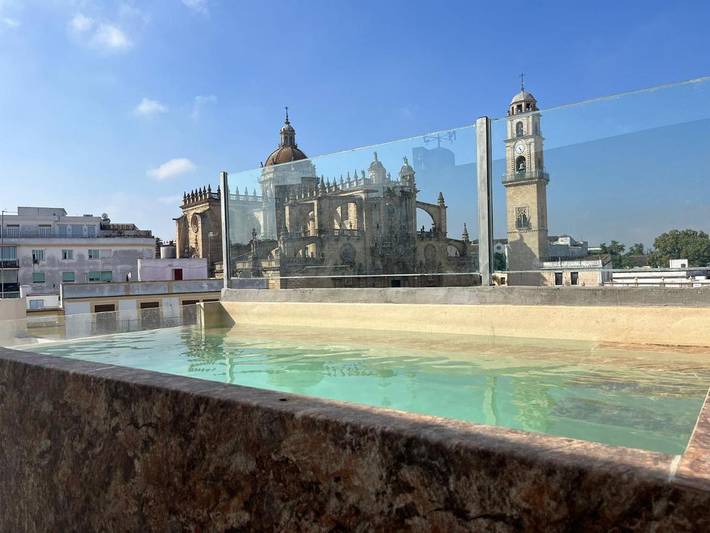 Hôtel pour 3 personnes, avec Terrasse ainsi que Piscine et Vue