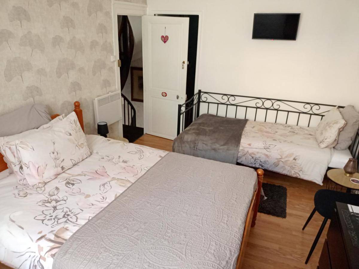 Double Room with Private Bathroom in Le Dorat, Région de Bellac