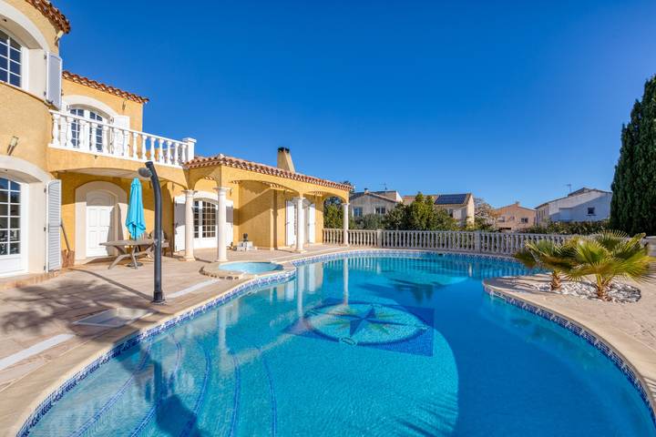 Apartamento entero, Apartamento 'Madrague St Vincent Apt B' con piscina compartida, Wi-Fi y aire acondicionado in Agde, Costa mediterránea (Francia)