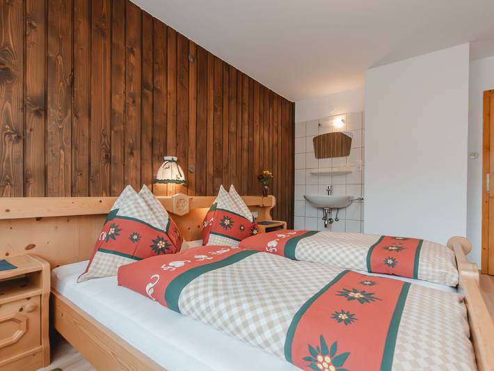 Ferienwohnung für 11 Personen, mit Balkon und Terrasse sowie Garten und Ausblick in Neukirchen am Großvenediger - 4