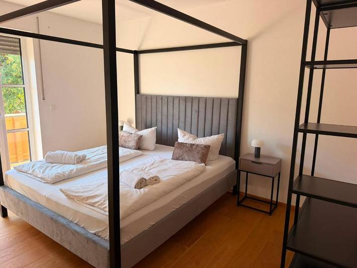 Ferienwohnung für 6 Personen, mit Balkon und Terrasse sowie Garten und Ausblick in Stephanskirchen