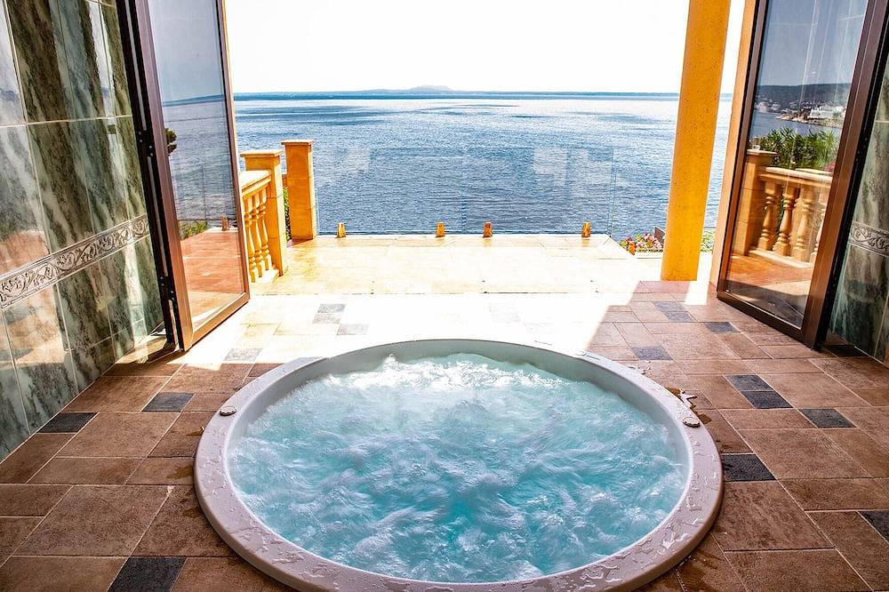 En primera línea de mar, playa a 4 minutos a pie, jacuzzi, muchos extras in Cala Vinyes, Calvià