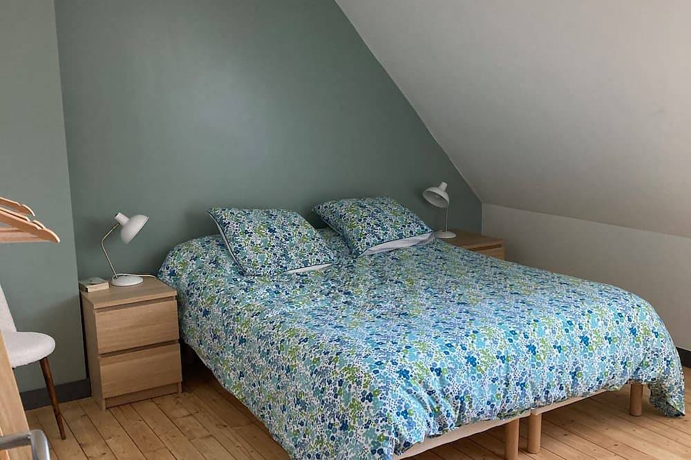 Renovated house in the center of Ploubalay, 5 minutes from the beaches in Ploubalay, Dinan region