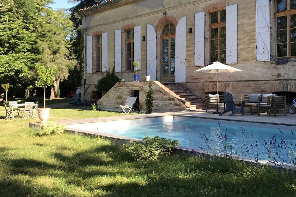 Magnificent manor house in the Lauragais region in Nailloux, Lauragais