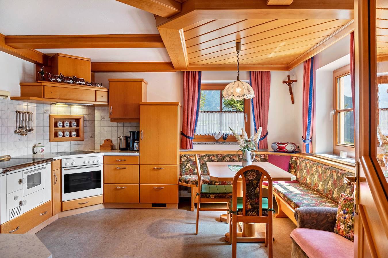 Entire apartment, Holiday Apartment 'Biobergbauernhof Bergzeit' with Mountain View, Private Terrace and Wi-Fi in Goldegg, Ski Amadé