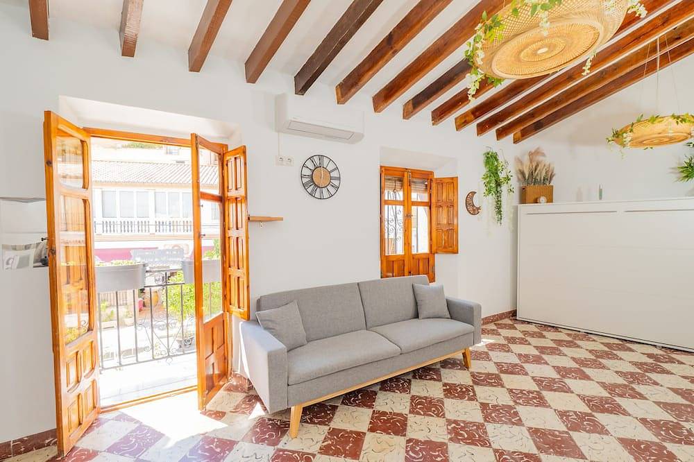 Apartamento entero, Cubo's Estudio Casabermeja Noches de Luna A & Pool / centro urbano / aire acondicionado / piscina comunitaria in Casabermeja, Provincia de Málaga