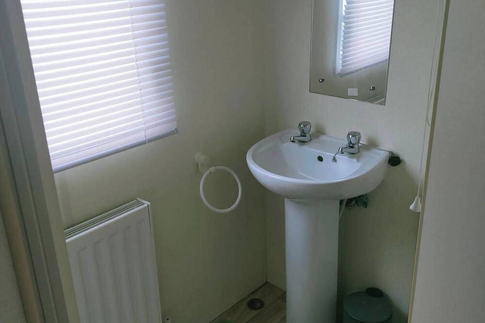 Holiday Park Home Sleeps 4 - Dogs Welcome - Pool in Clacton-on-Sea, Essex