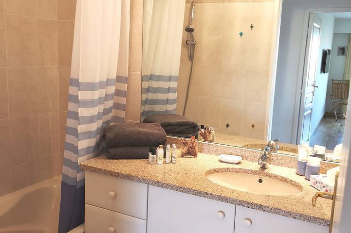 Apartamento entero, Cagnes sur Mer Côte d'Azur terraza frente al mar piscina en el estacionamiento del parque in Cros de Cagnes, Cagnes-sur-Mer