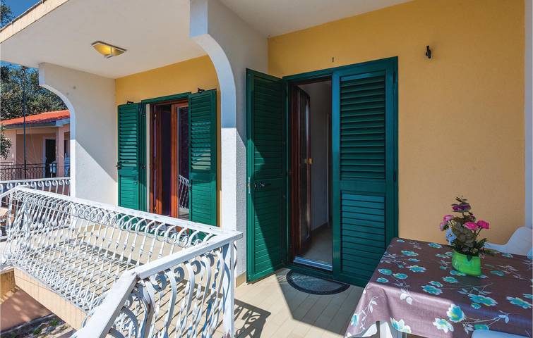 Apartamento vacacional entero, Acogedor apartamento con terraza, WiFi y aparcamiento, a 2,5 km de la playa. in Rogoznica, Condado de Šibenik-Knin