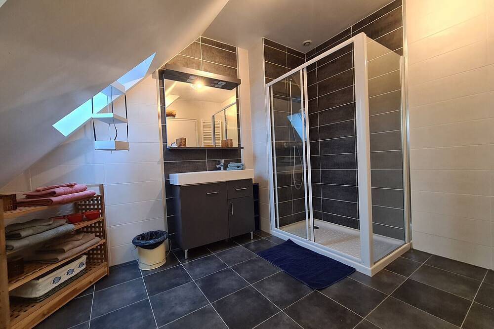 Gemütliches Zimmer mit Sitzecke und Frühstück in Châteauroux, Châteauroux und Umgebung